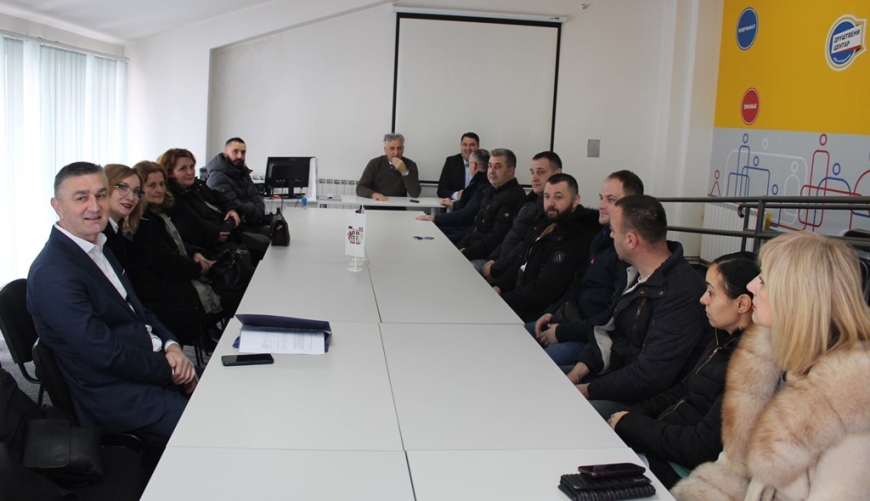 У НЕВЕСИЊУ ПОТПИСАНИ УГОВОРИ О ЗАПОШЉАВАЊУ И САМОЗАПОШЉАВАЊУ ЗА 23 ЛИЦА